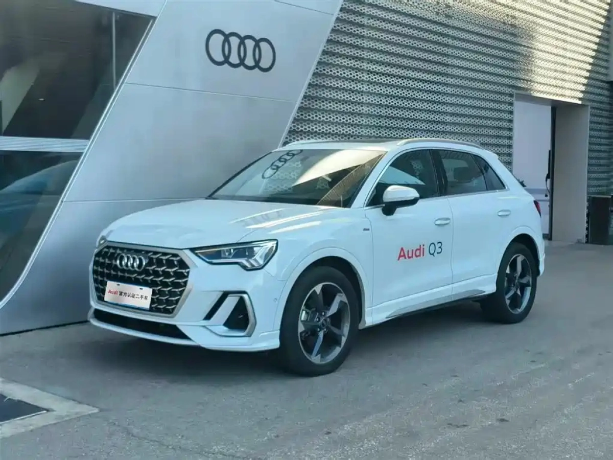 AUDI Q3