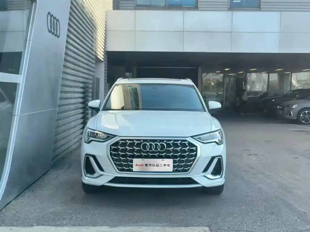AUDI Q3