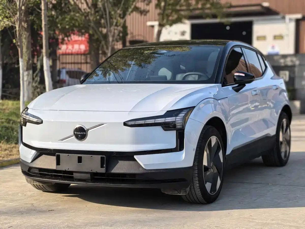 VOLVO EX30  2025