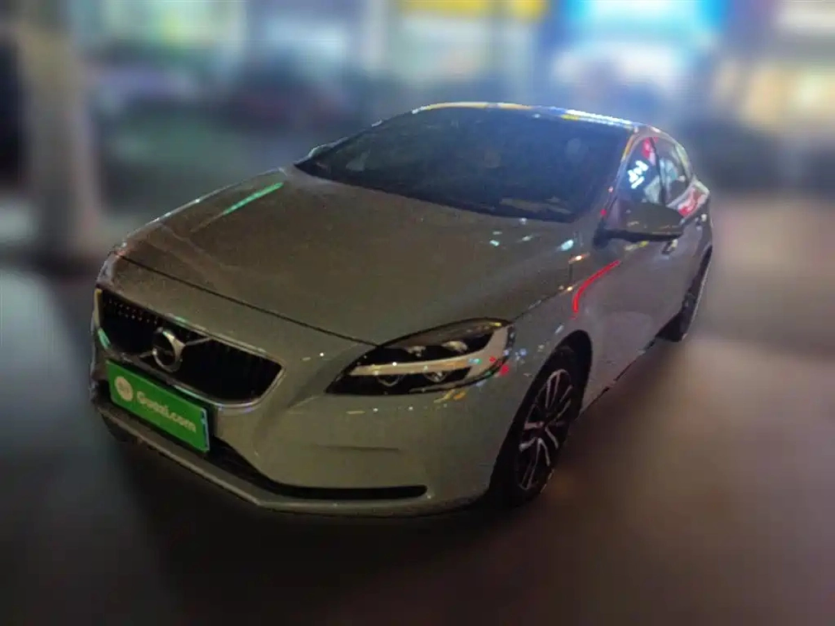 VOLVO V40
