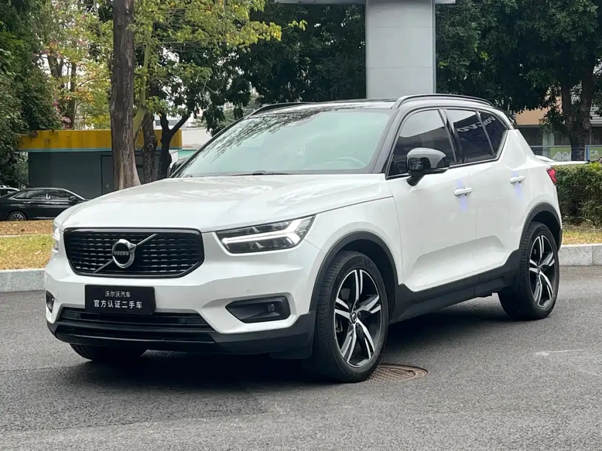 VOLVO XC40