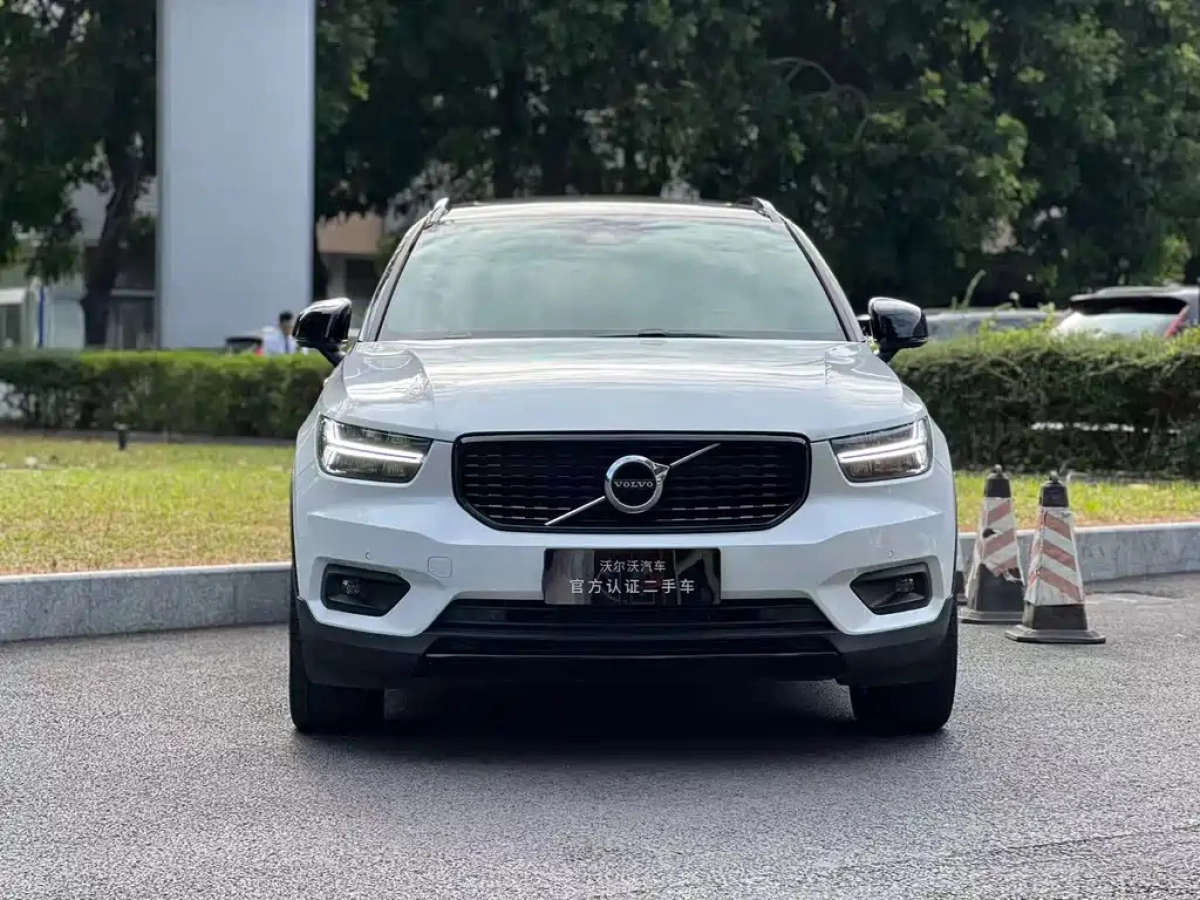 VOLVO XC40