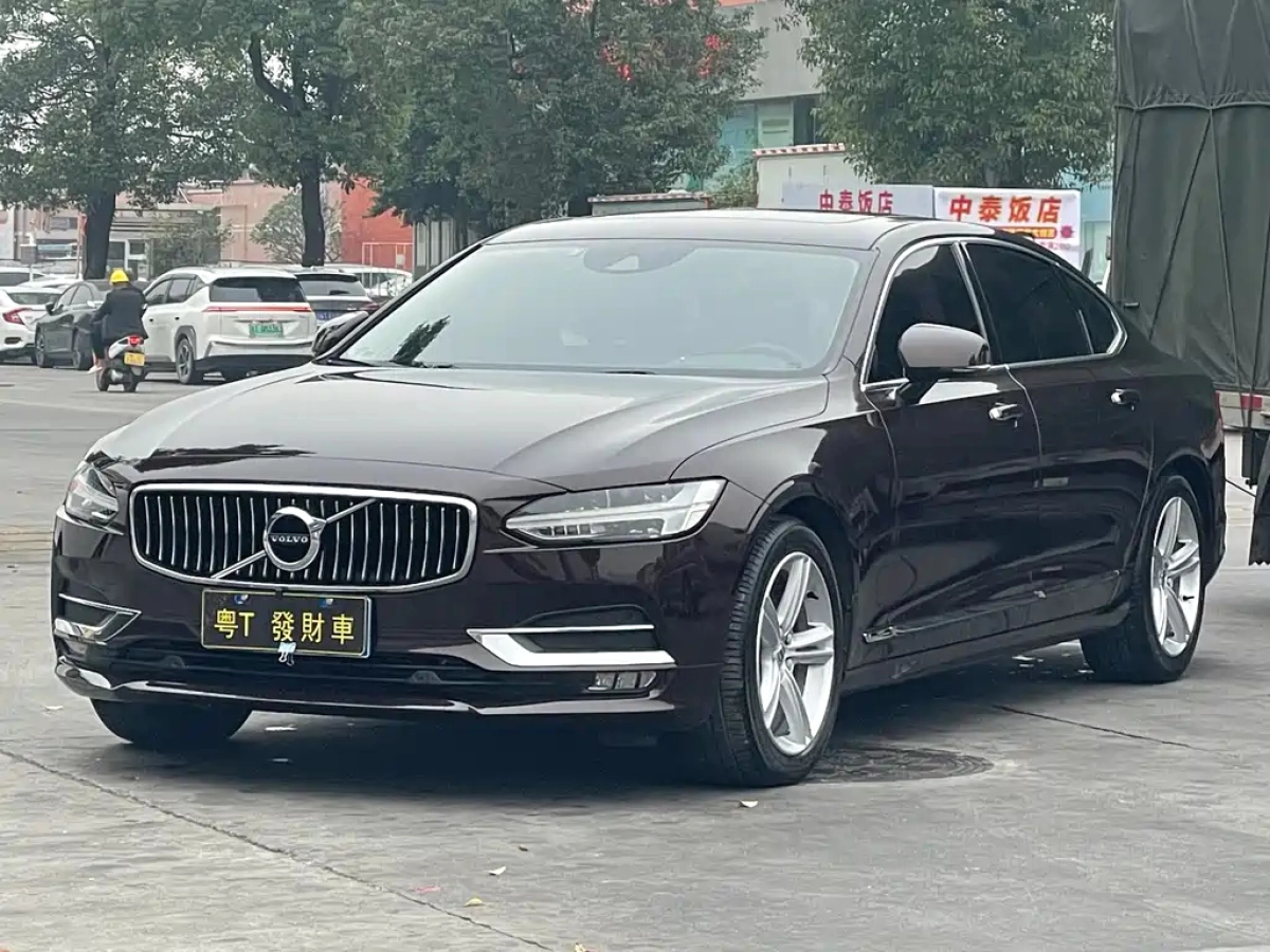 VOLVO S90