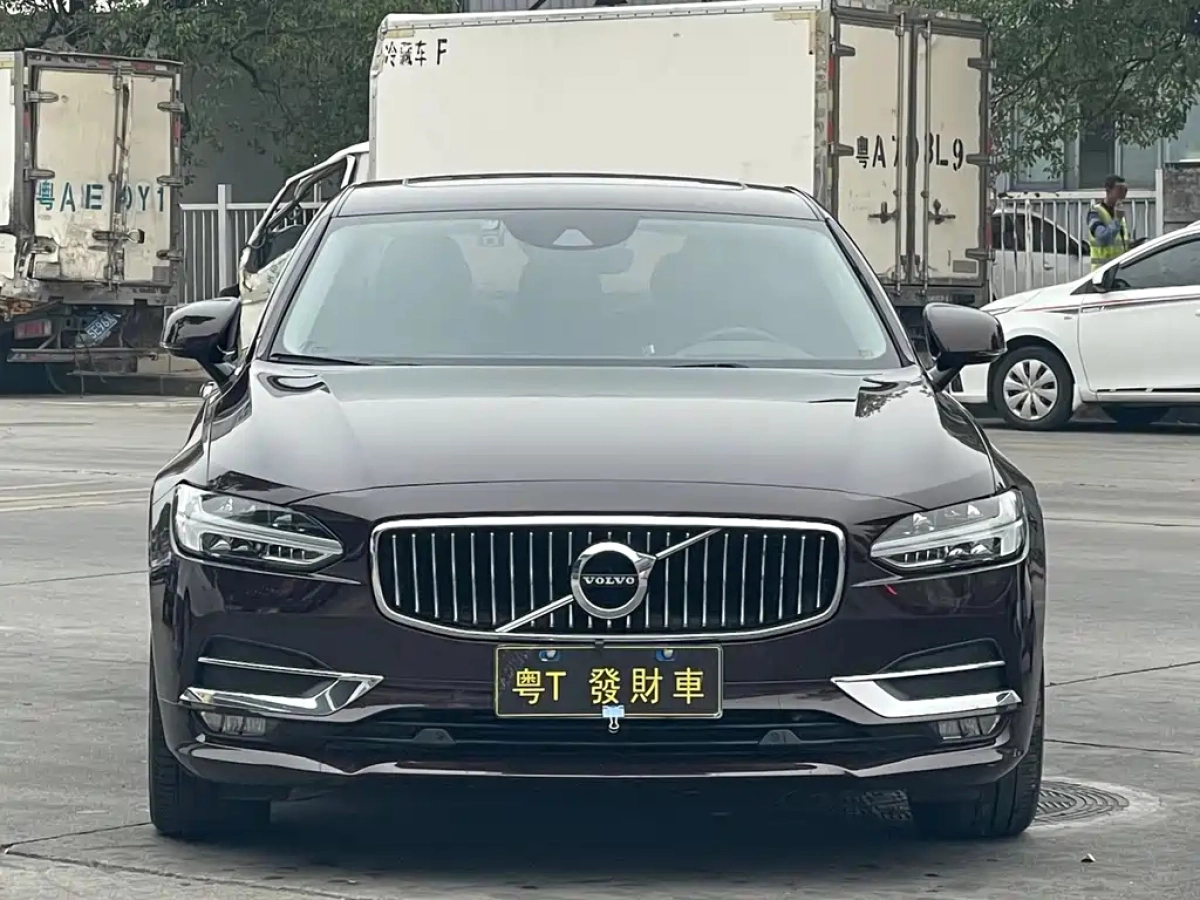 VOLVO S90