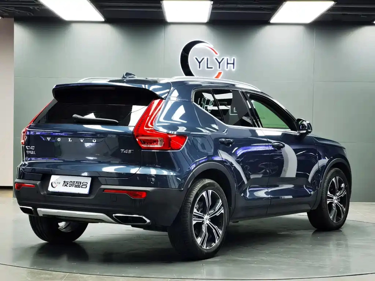 VOLVO XC40