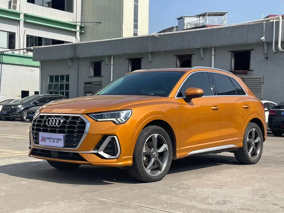 AUDI Q3