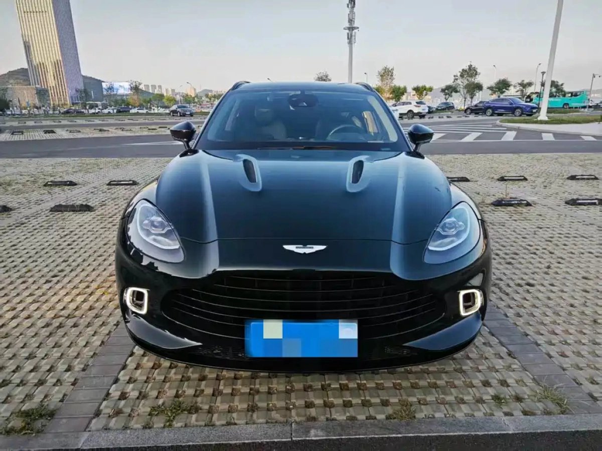 ASTON MARTIN DBX  2021