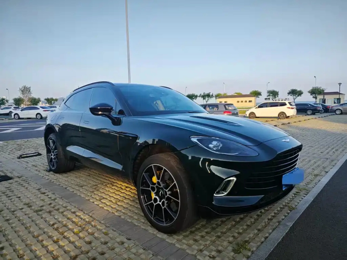 ASTON MARTIN DBX