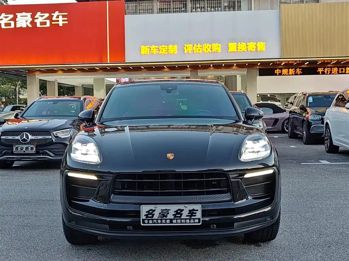 PORSCHE MACAN