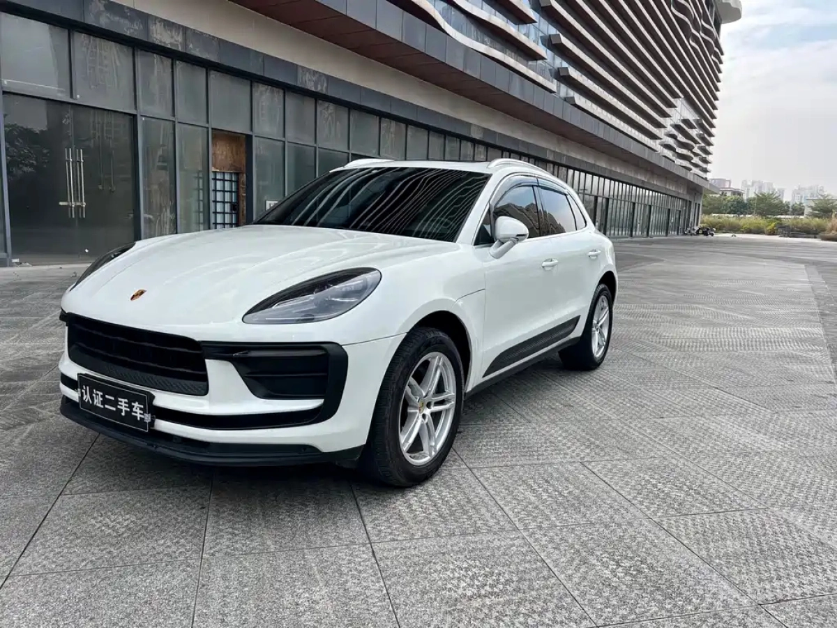 PORSCHE MACAN