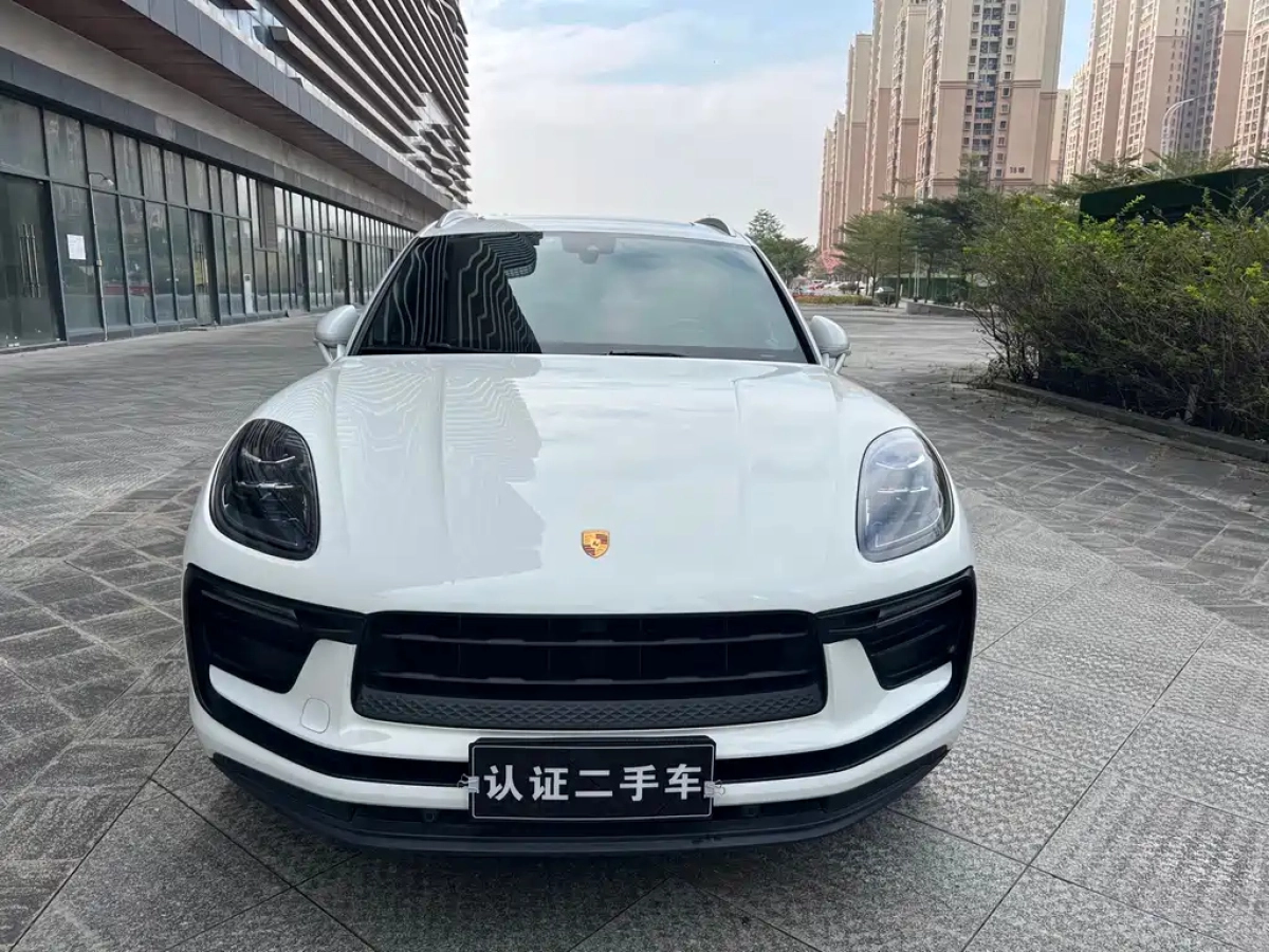 PORSCHE MACAN