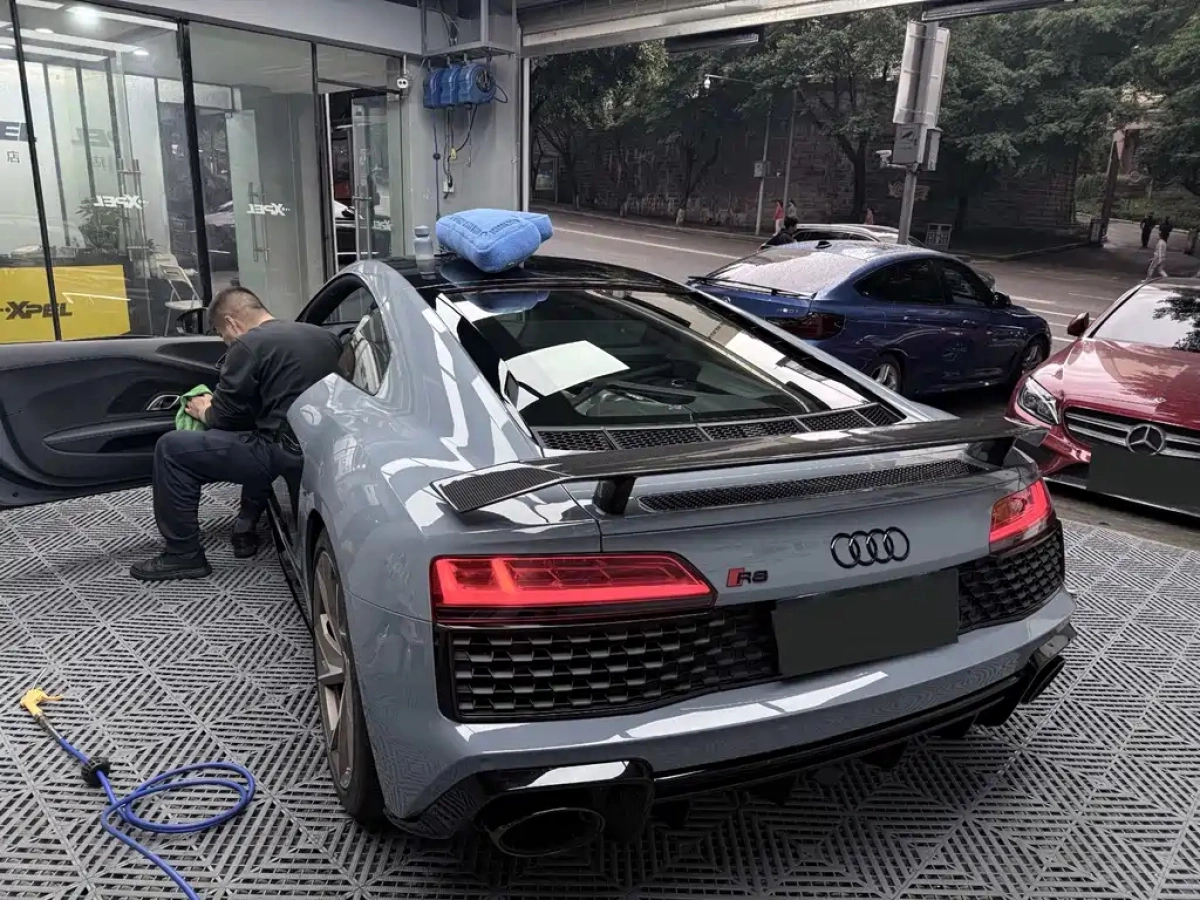 AUDI R8