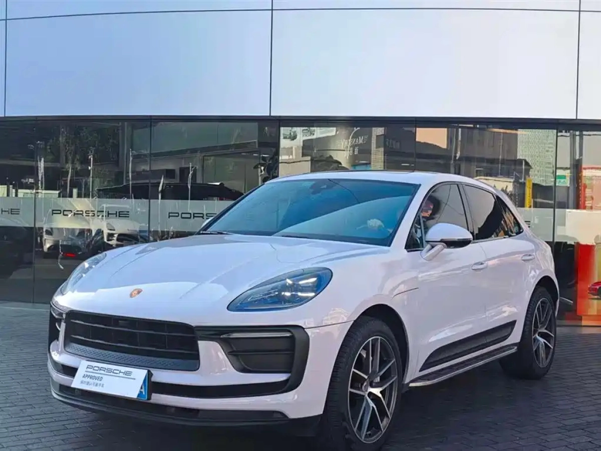 PORSCHE MACAN
