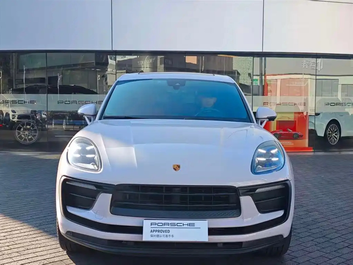 PORSCHE MACAN