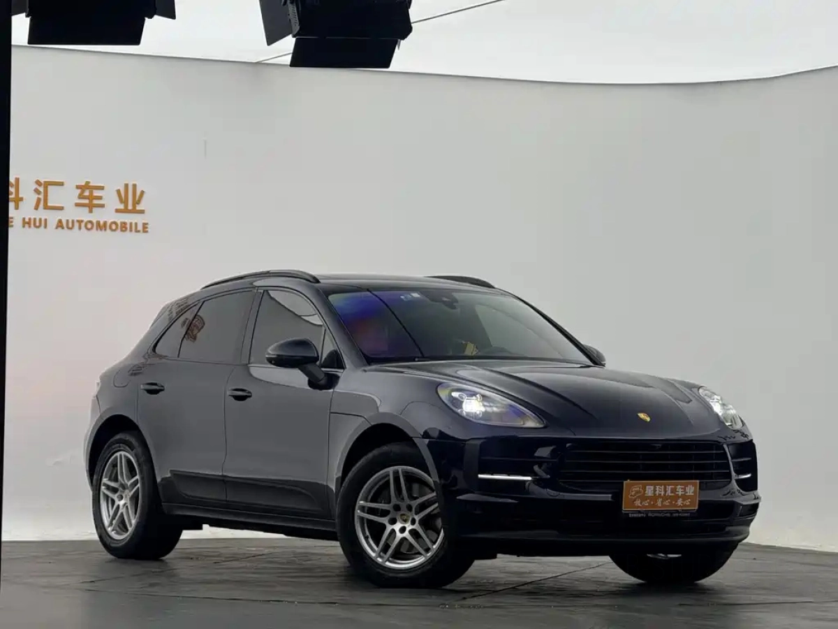 PORSCHE MACAN