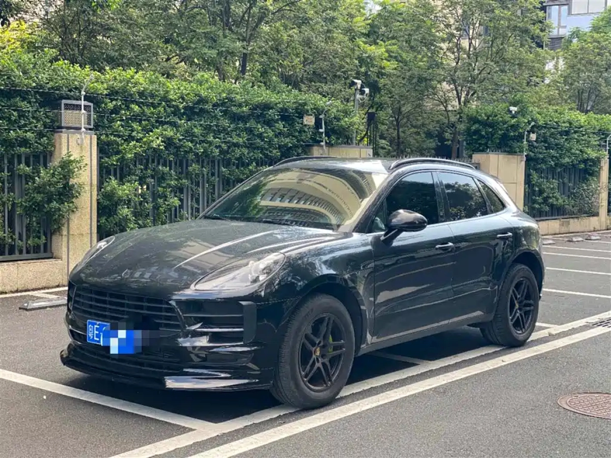 PORSCHE MACAN