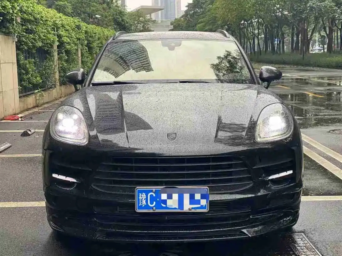 PORSCHE MACAN