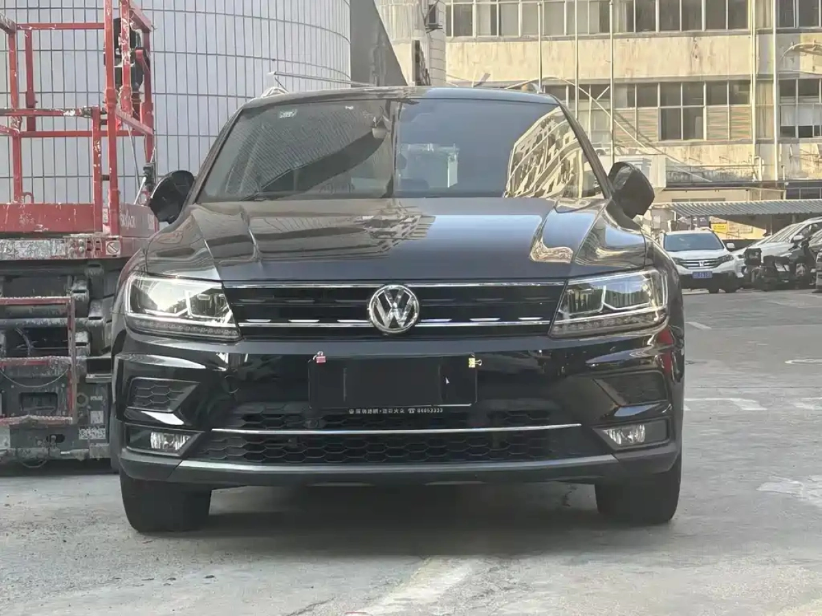 VOLKSWAGEN TIGUAN