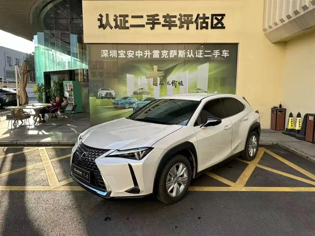 LEXUS UX  2025