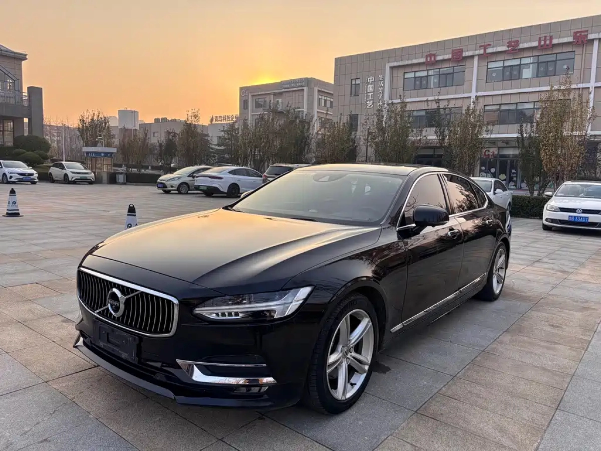 VOLVO S90