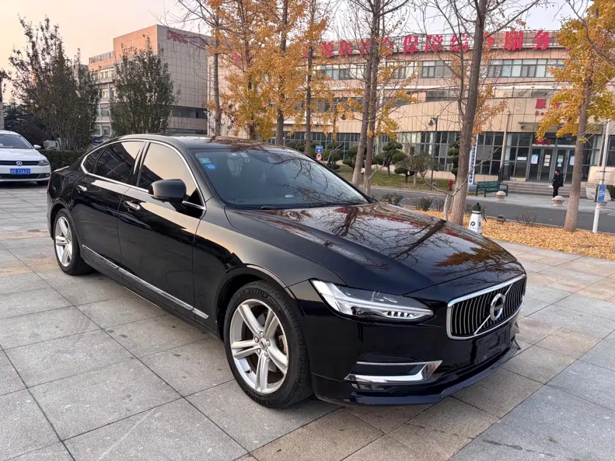 VOLVO S90