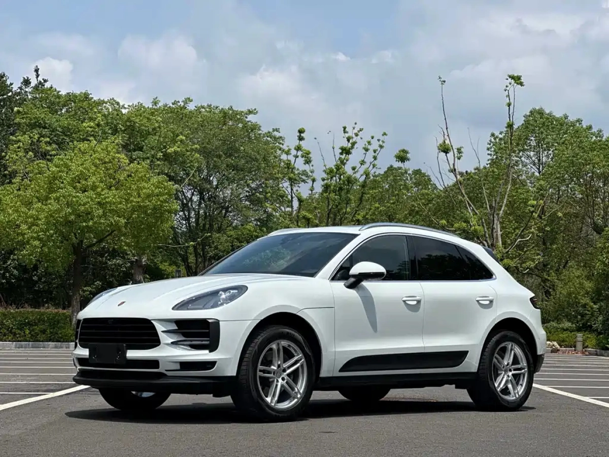 PORSCHE MACAN