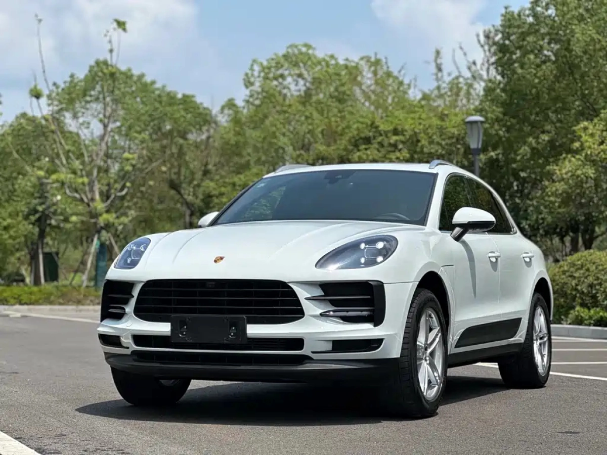 PORSCHE MACAN