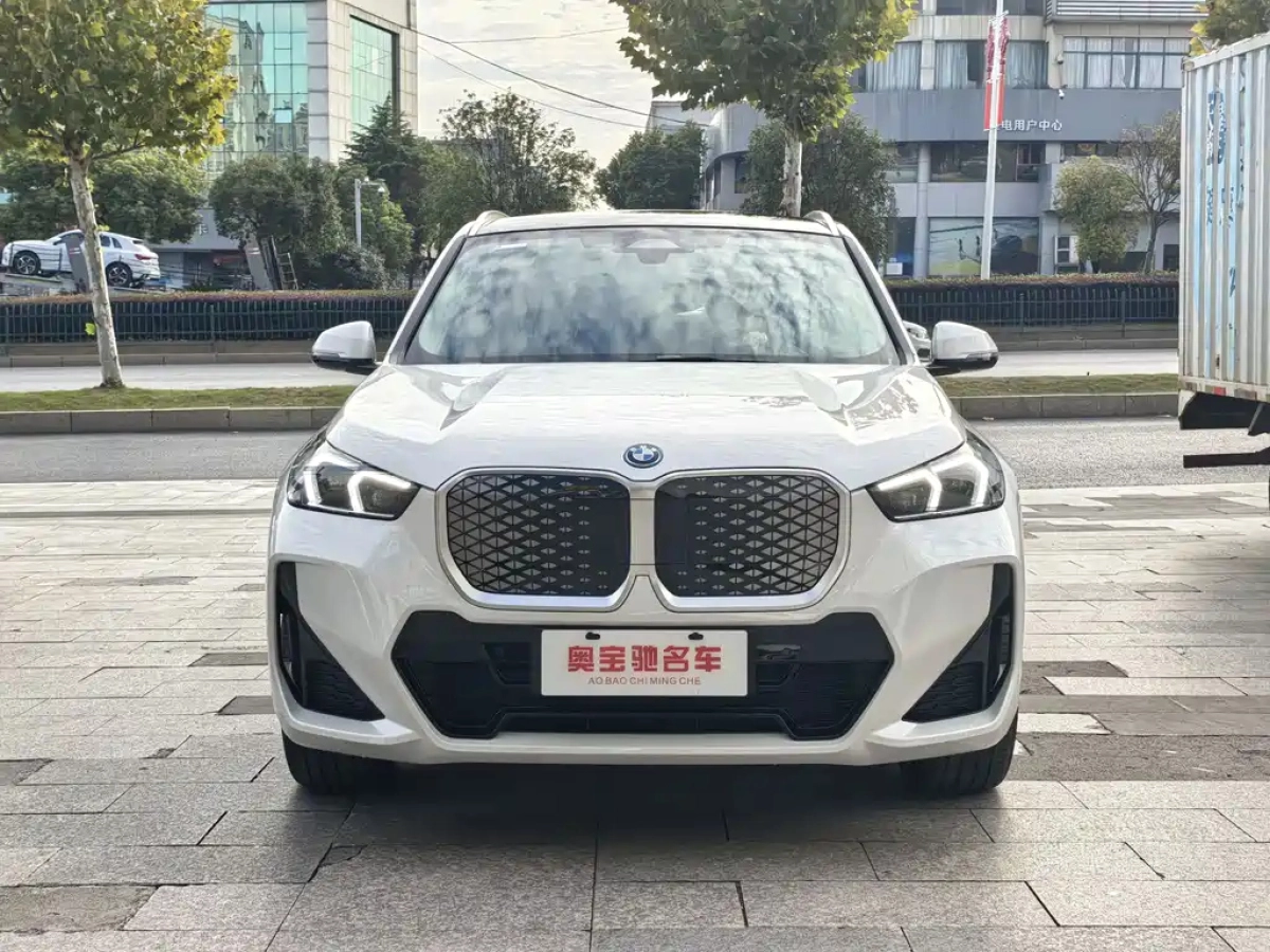 BMW IX1