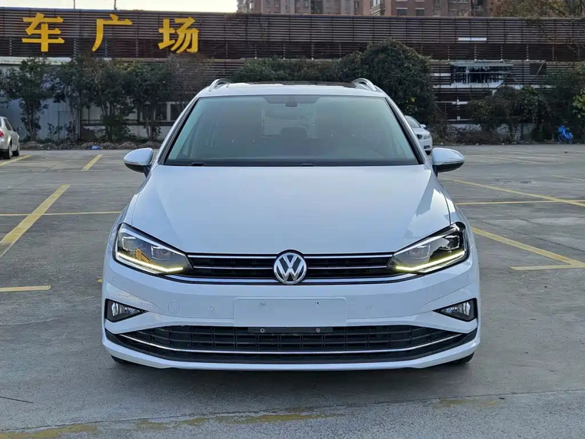 VOLKSWAGEN GOLF . SPORTSVAN