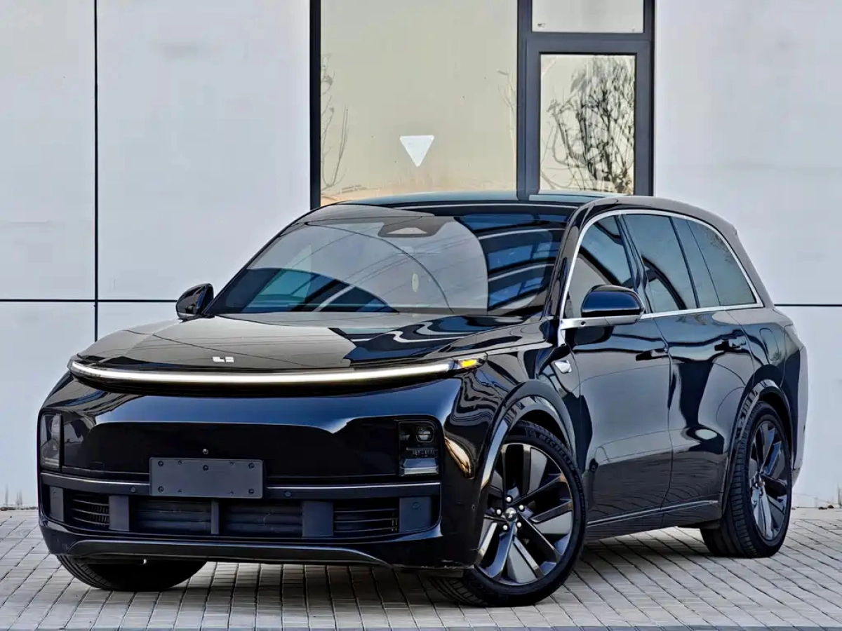 LI AUTO L8  2025