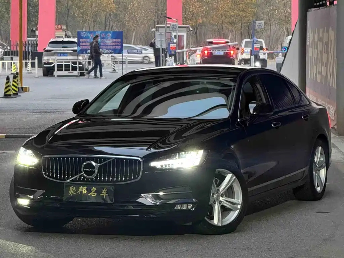 VOLVO S90