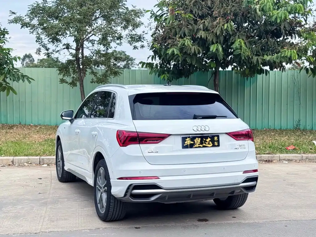 AUDI Q3