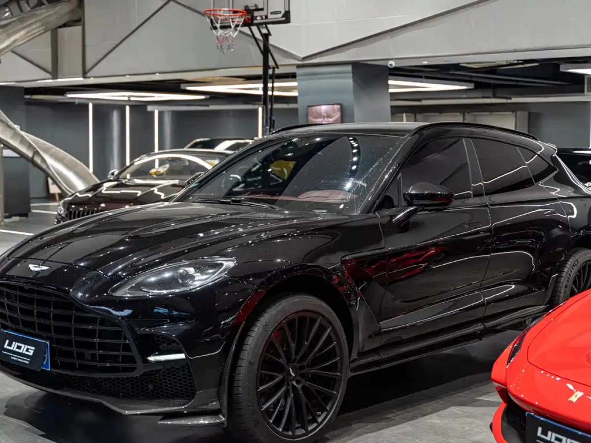 ASTON MARTIN DBX  2021