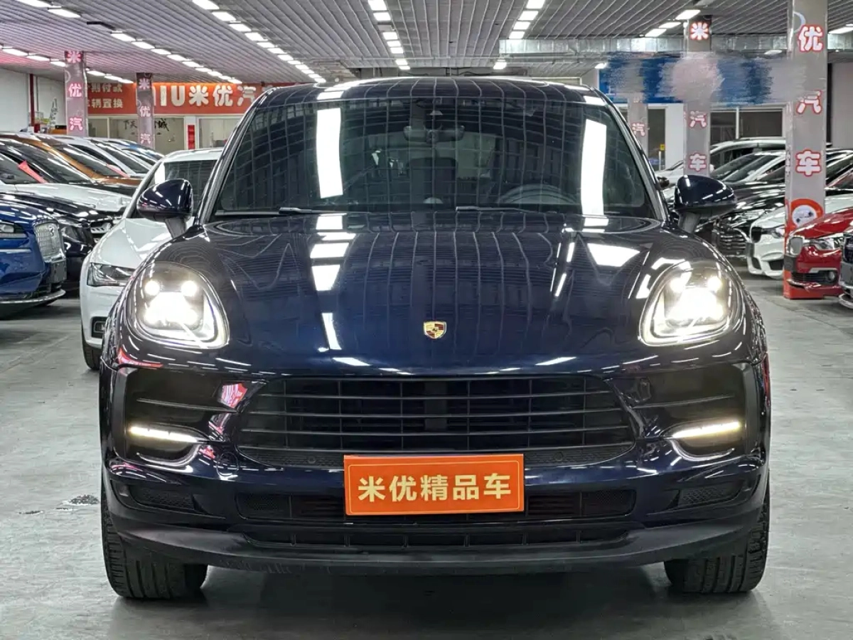 PORSCHE MACAN