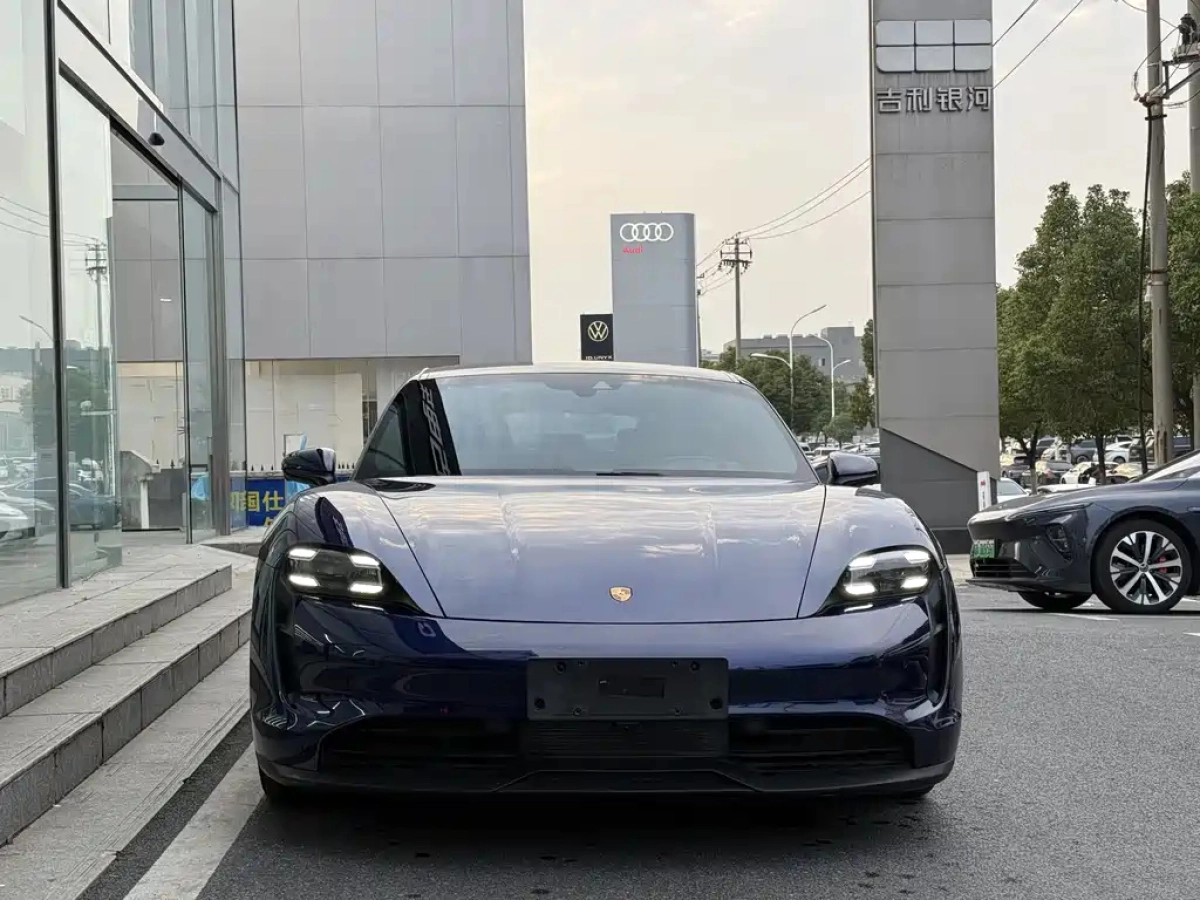 PORSCHE TAYCAN
