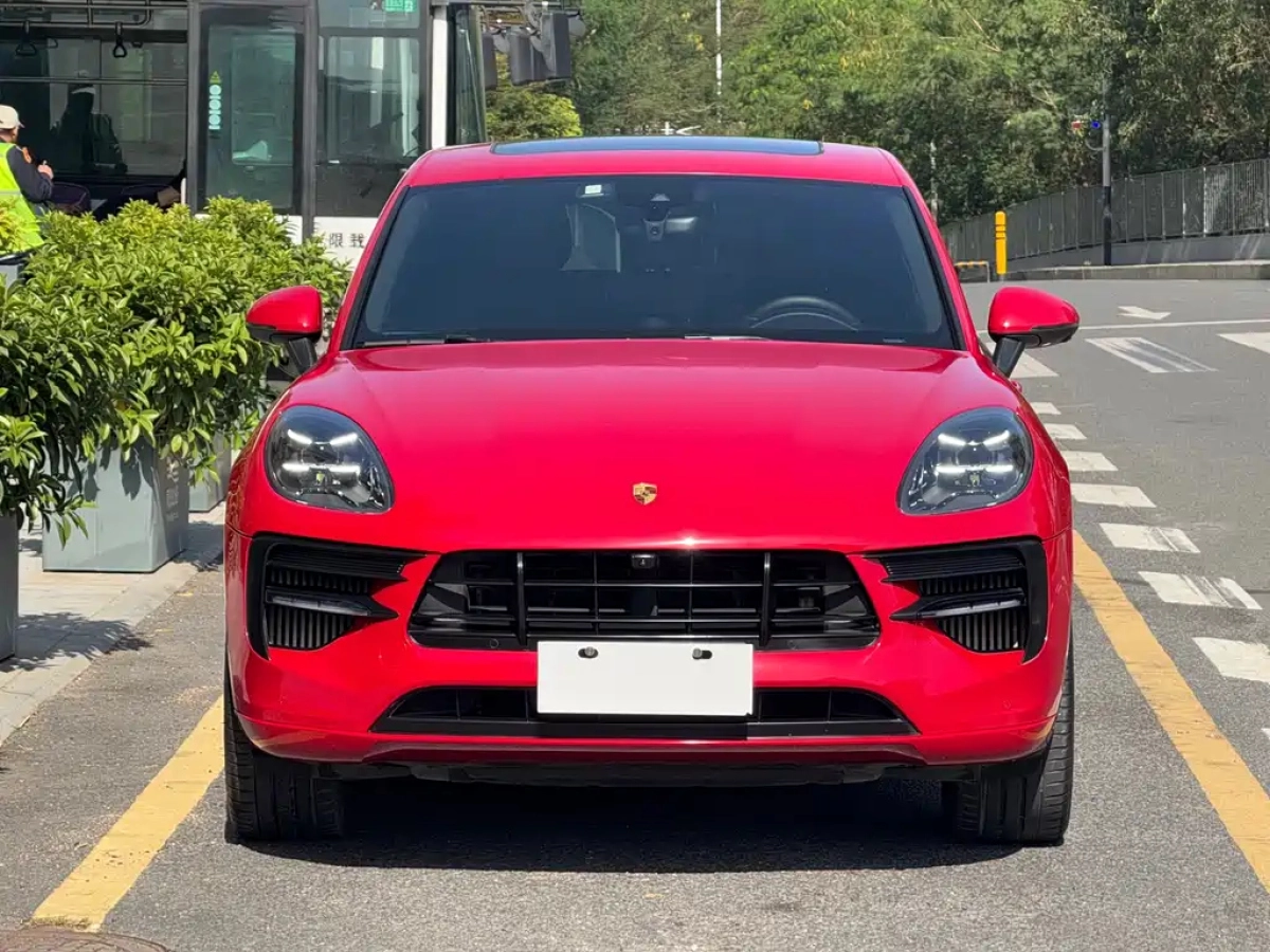 PORSCHE MACAN