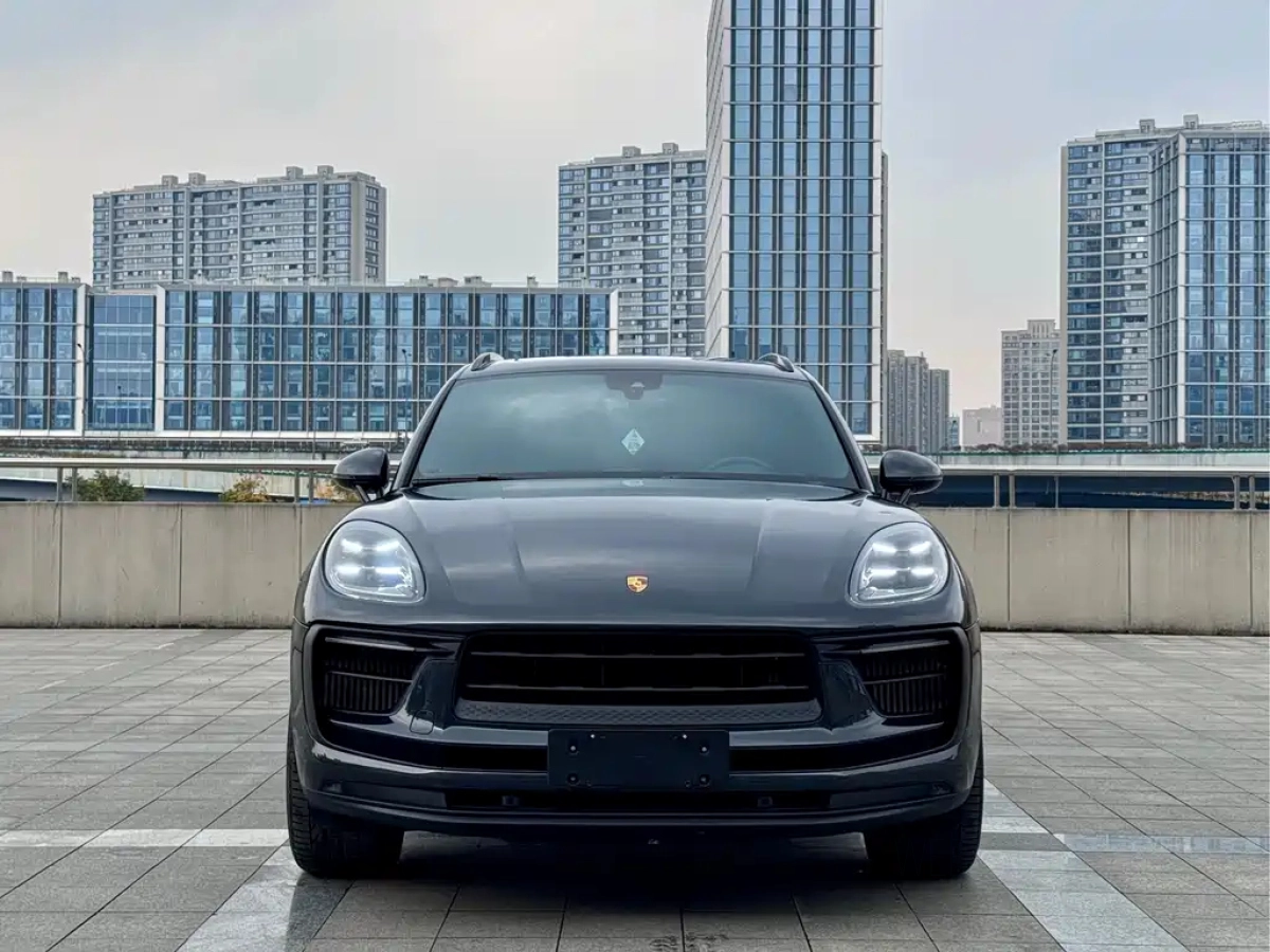 PORSCHE MACAN