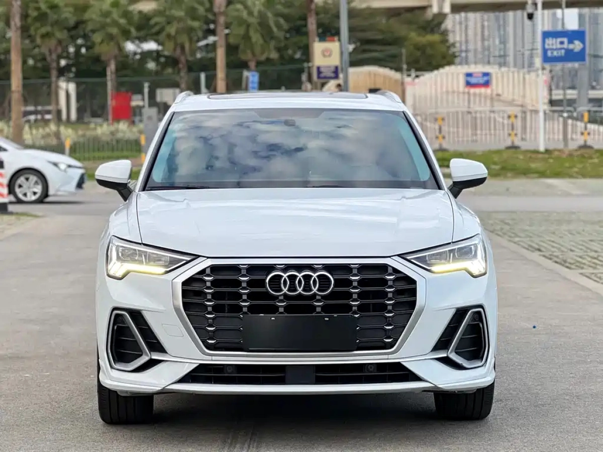 AUDI Q3