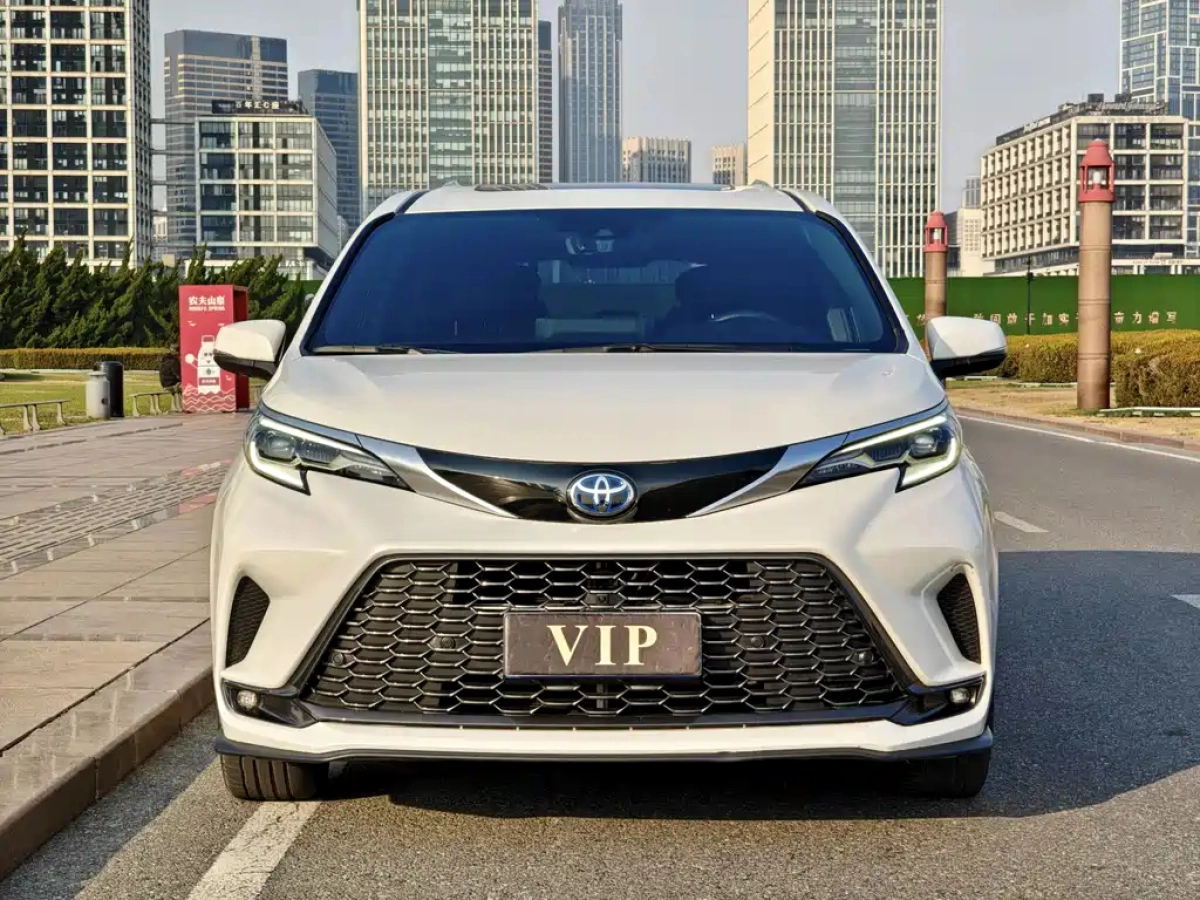 TOYOTA GRANVIA  2023