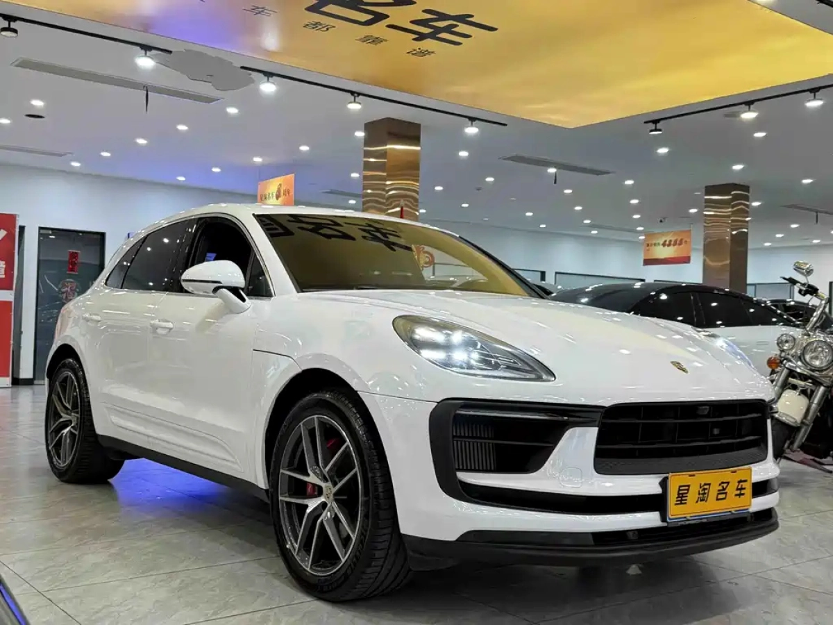 PORSCHE MACAN