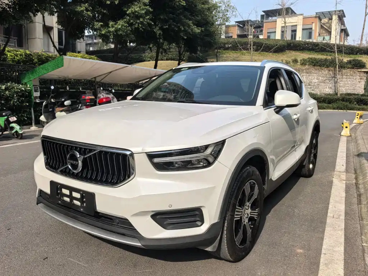VOLVO XC40
