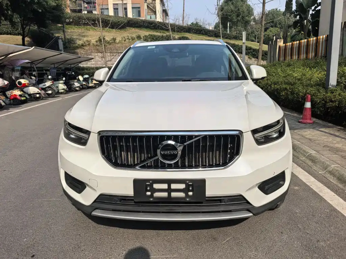 VOLVO XC40