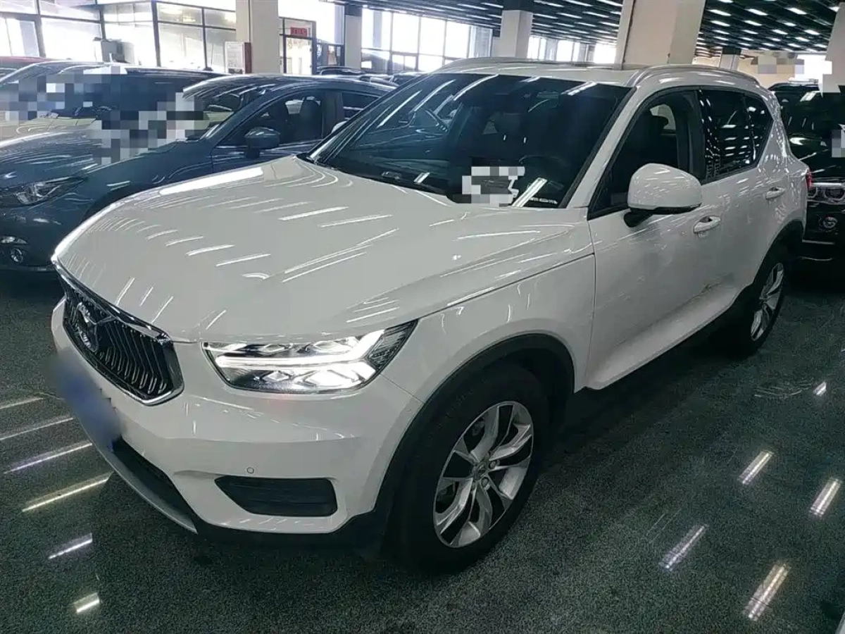 VOLVO XC40