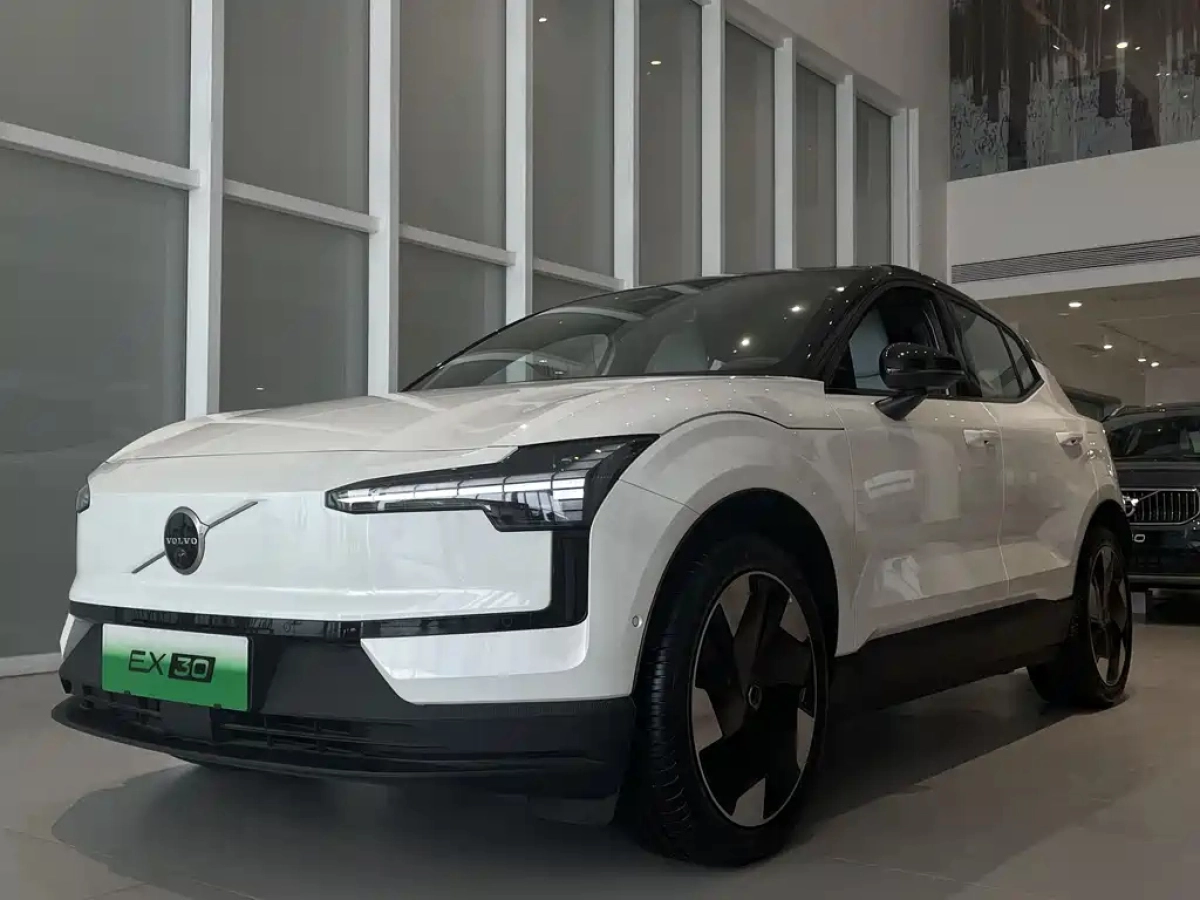 VOLVO EX30  2025