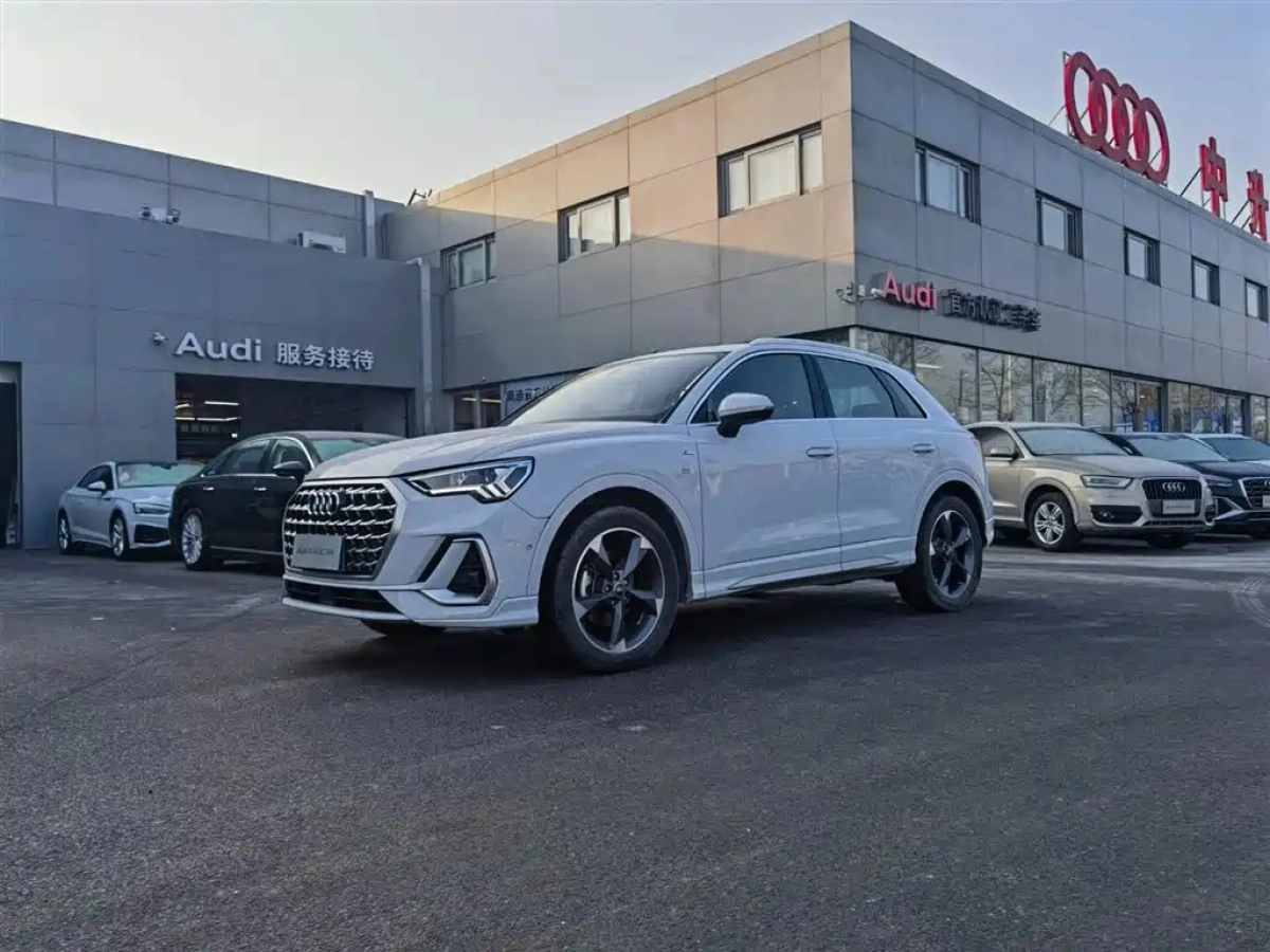 AUDI Q3
