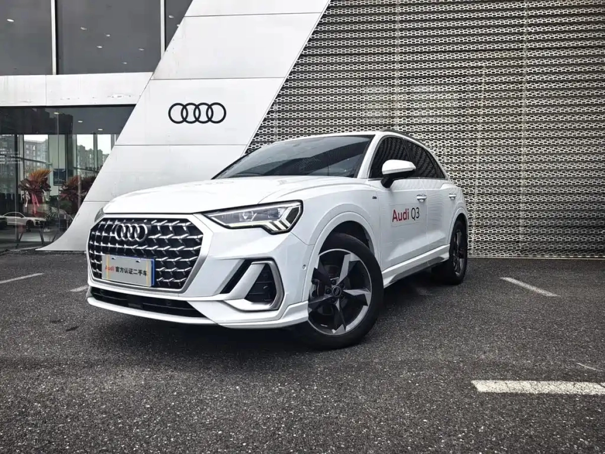 AUDI Q3
