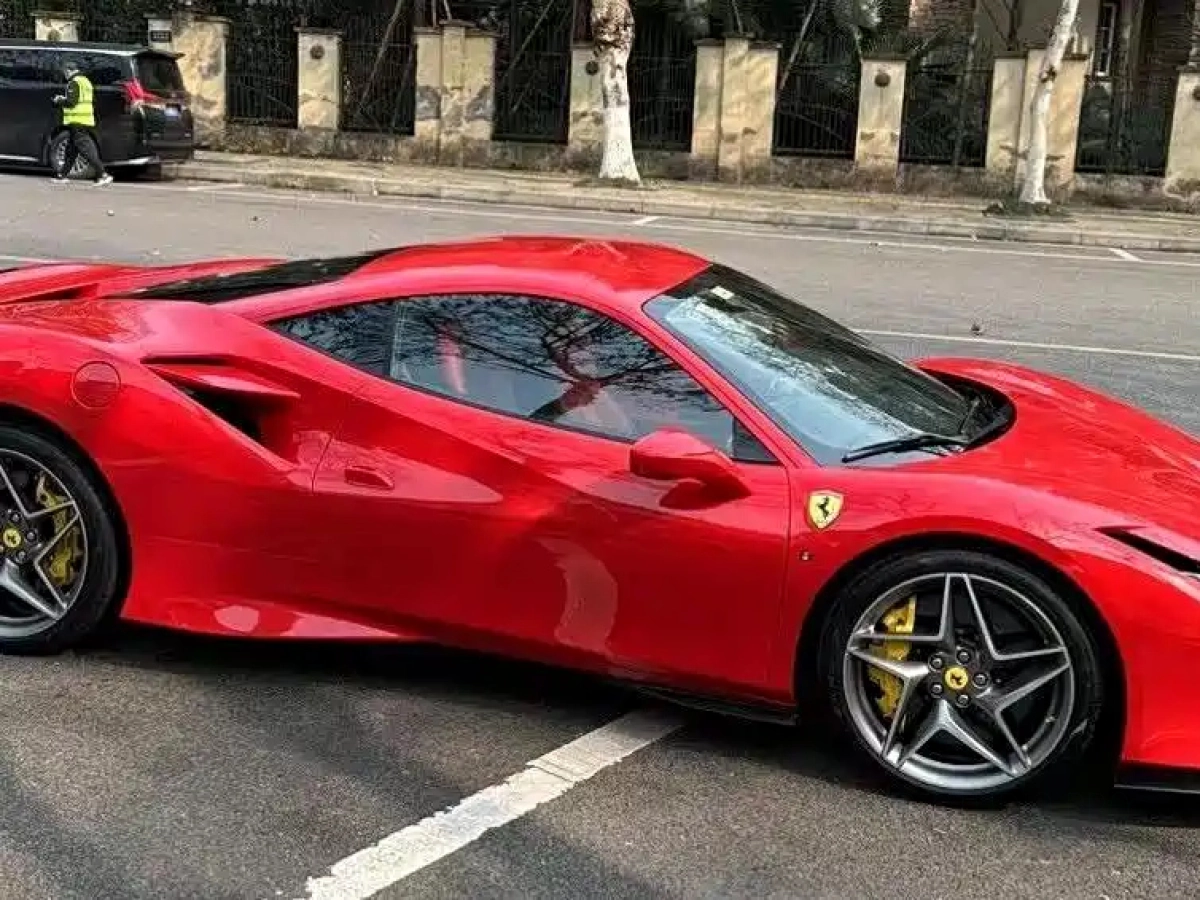 FERRARI F8