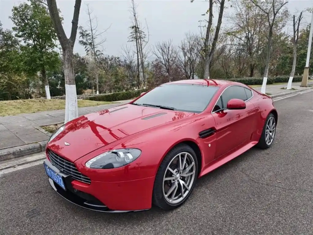 ASTON MARTIN V8 VANTAGE  2021