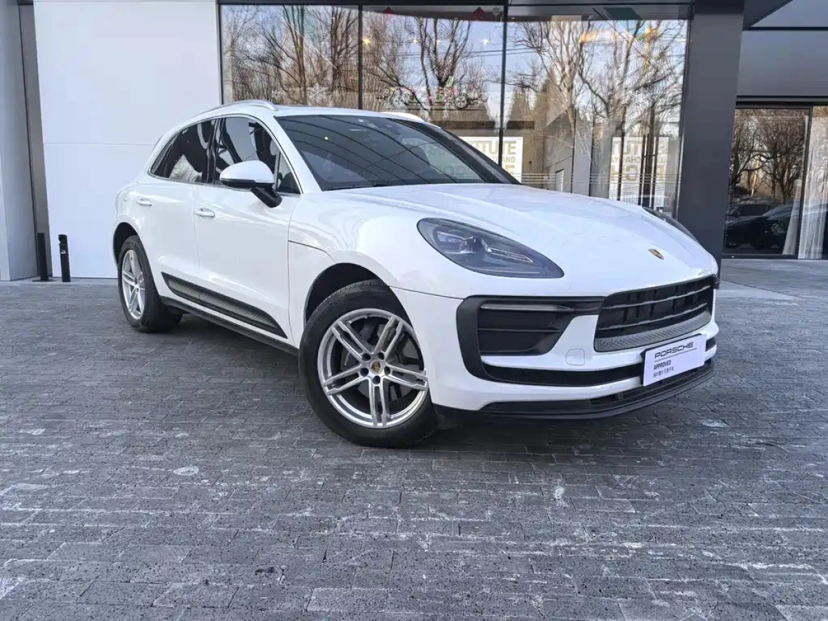 PORSCHE MACAN