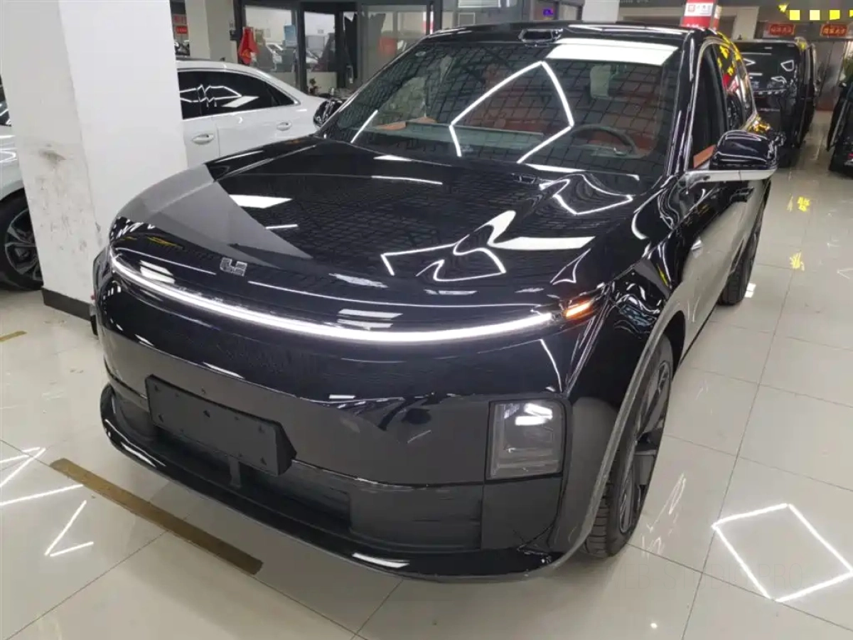 LI AUTO L6  2025